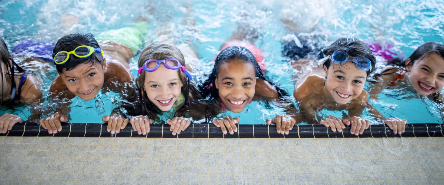 kids lined up in swimming pool